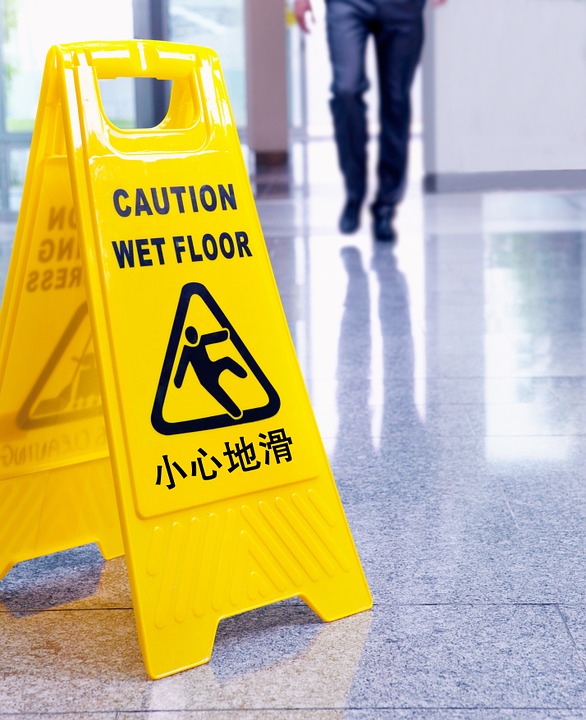 SLIP-AND-FALL-ACCIDENTS-MIGHT-RESULTS-IN-SERIOUS-INJURIES